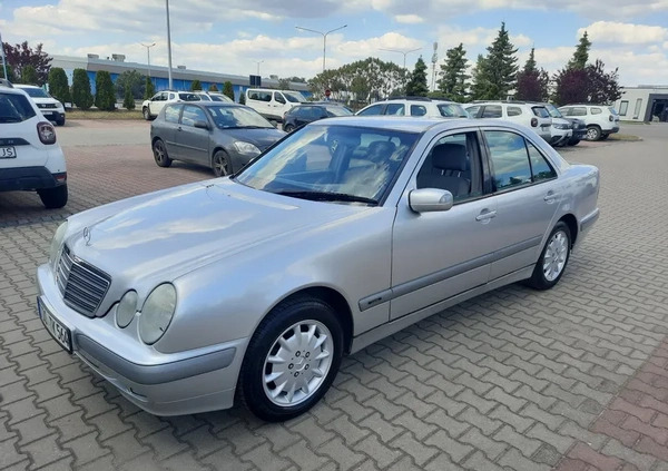 Mercedes-Benz Klasa E cena 9900 przebieg: 222000, rok produkcji 1999 z Leżajsk małe 232